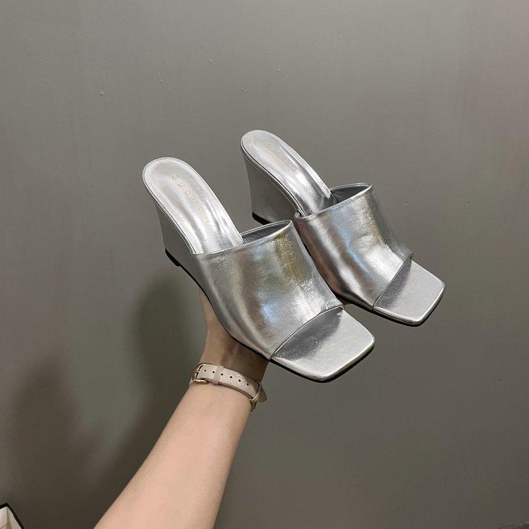 Весна и осень 2025 новые сандалии с квадратным носком, простые босоножки на шпильке, шлепанцы с одним ремешком, женская модная крутая обувь