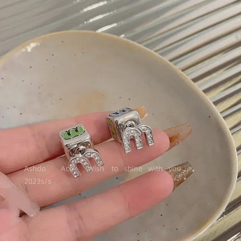 2023 Роскошные 3D квадратные серьги «М»: Модный нишевый дизайн для женщин