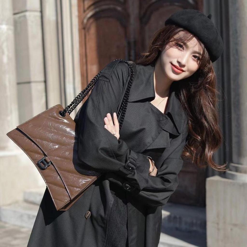 Сумка из коровьей кожи с плиссировкой в форме песочных часов и бриллиантами, весна/лето 2023 г., с пряжкой-цепочкой в форме буквы B — женская сумка через плечо/через плечо