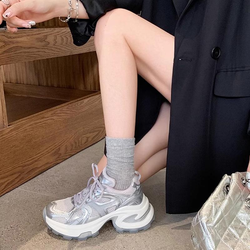 Летняя новинка 2025 года, легкая спортивная обувь. Дышащий сетчатый верх, толстоподошвенные и увеличивающие рост кроссовки для женщин.