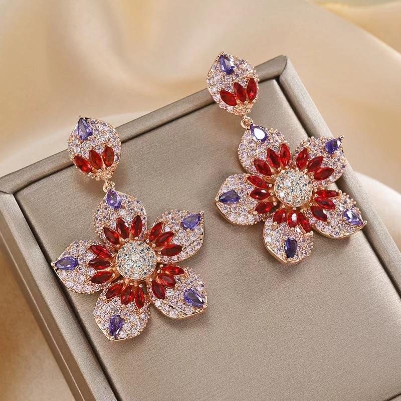 Серьги-гвоздики с цветочным узором из кубического циркония в стиле «тяжелая промышленность»