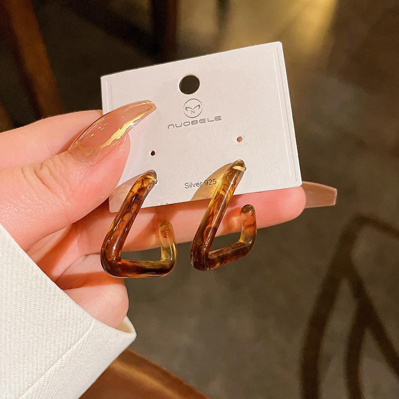 Геометрические серьги цвета кофе Майяра 2025, серьги-пусеты с темпераментом высокого класса и легкой роскошью, нишевые серьги в ретро-стиле