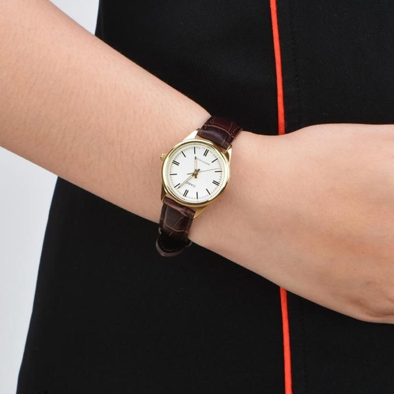 Casio Серия STANDARD Серия Retro Pointer Классические Водонепроницаемые Кварцевый Механизм Кожаный Ремешок Японские и Корейские Часы Женские Часы LTP-V005GL-7A