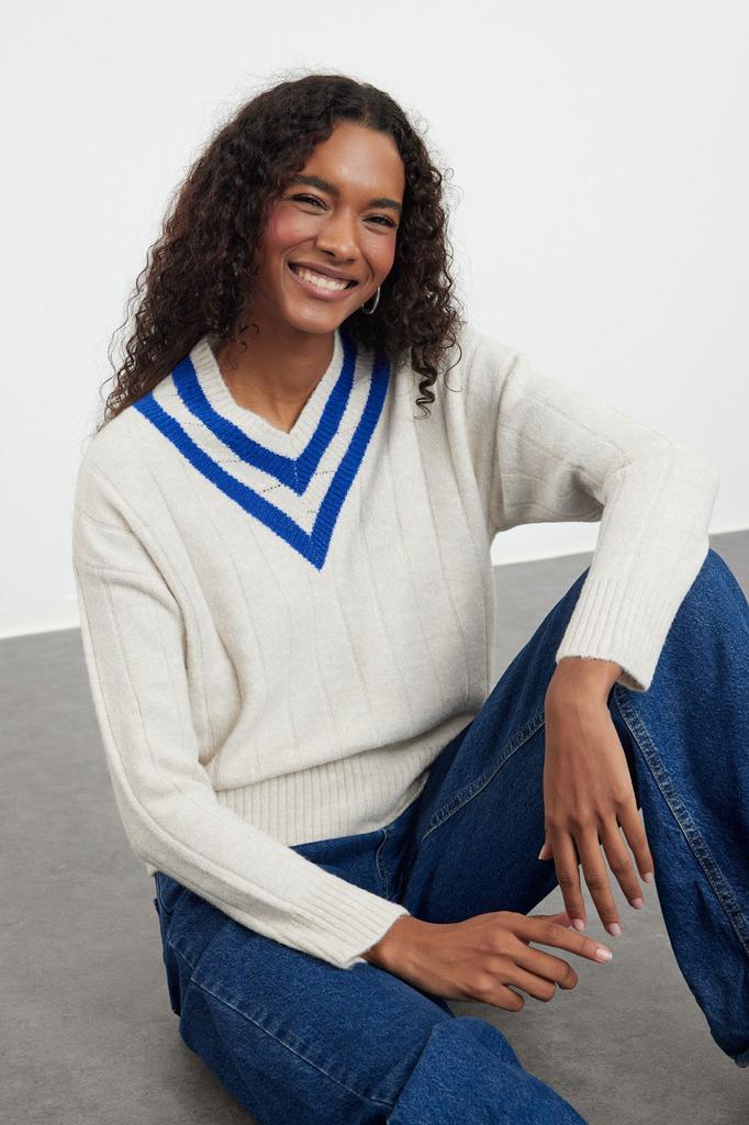 Women's Elegance Style Sweater Stone Soft Textured V-Neck Color Blocked Knitwear Sweater