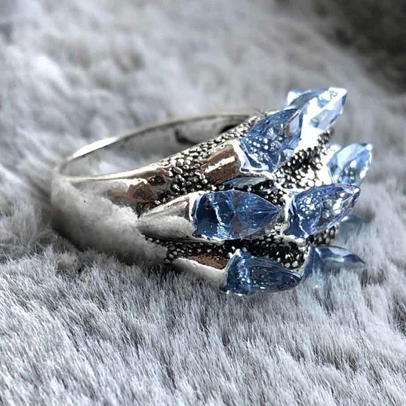 Retro Blue Crystal Ring Female Cylindrical Stone Ring Carving Engagement Handwear Attending Banquet Jewelry Wholesale