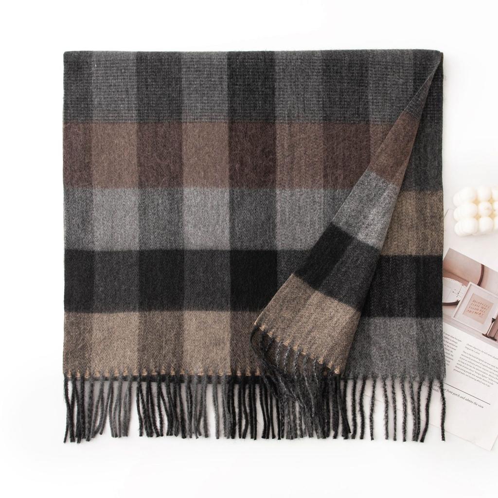 Scarf with A High-end Feel, Versatile, Thick, Autumn and Winter Check Pattern, Warm and Cozy, Soft To The Touch.