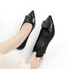 Мода Весна Новые Женские Модные Туфли-лодочки на Квадратном Каблуке для Вечеринки Женские Черные из Мягкой Искусственной Кожи Офисные Туфли Удобные Балетки Металлическая Пряжка