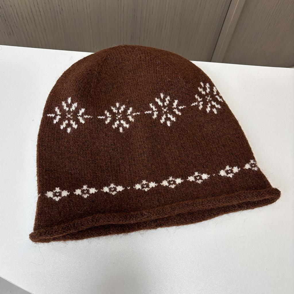 Fair Island jacquard crimped knitted hat women's autumn and winter stacking hat versatile face small cold hat loose wool hat