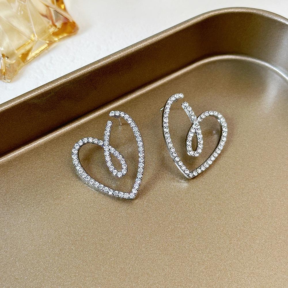 «Серьги-бантики из серебряных игл с жемчугом и цирконием»: Нишевый дизайн, стильный и универсальный, легкий роскошный аксессуар высокого класса.