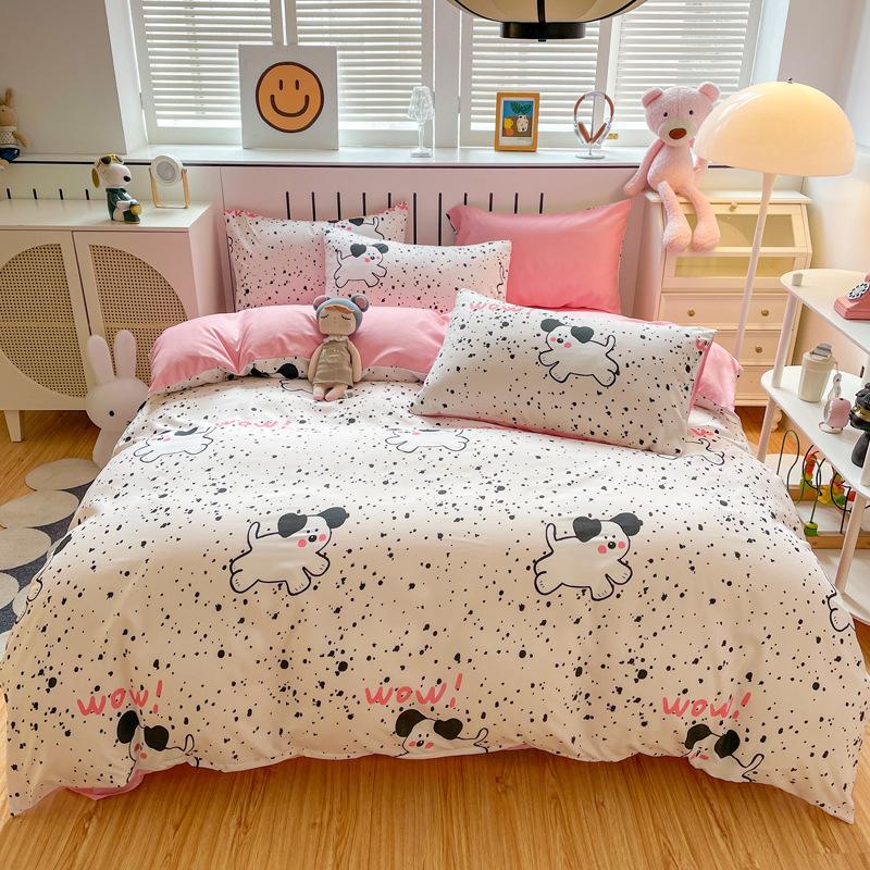 Комплект из четырех предметов: кровать с цветочным узором, комплект из стираных одеял, комплект из трех предметов для одноместной спальни