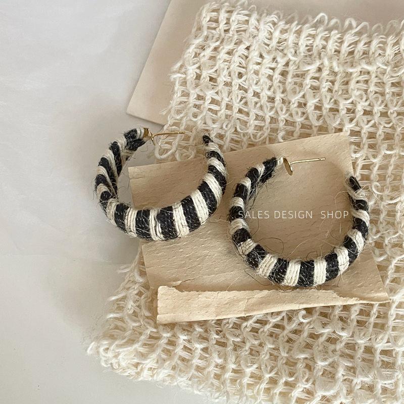 Элегантные серьги из вязаной пряжи в форме буквы С: Высококачественная мода Осень/Зима для женщин