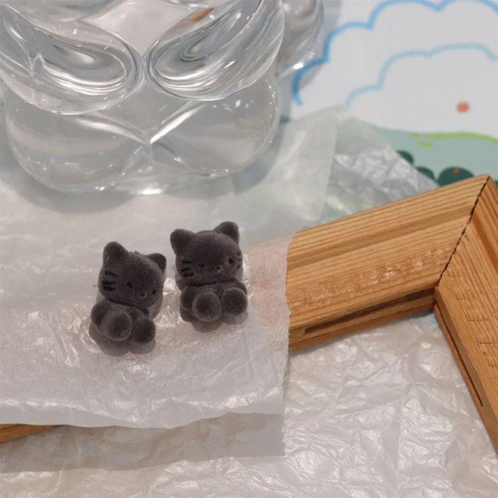 Серьги в виде мультяшного медвежонка с флокированием, красочные бархатные серьги в виде кошки, новые плюшевые серьги с флокированием в виде кошки, женщина