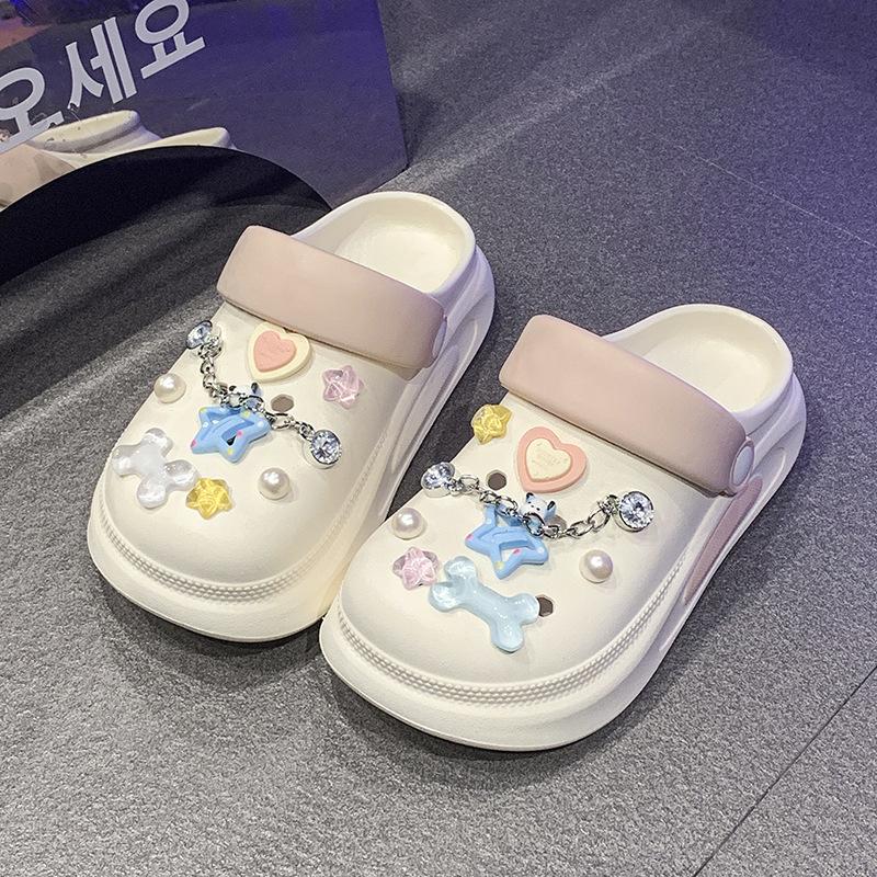 Съемные толстоподошвенные дырчатые туфли для женского лета, новые домашние нескользящие, увеличивающие рост, пляжные мультяшные крутые тапочки для ношения на улице