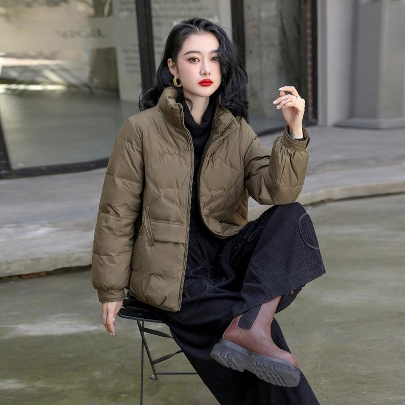 Короткая куртка-пуховик в стиле ретро для женщин 2024 года, зимняя новая мода, воротник-стойка, теплая, маленькая, легкая, полукруглая пряжка