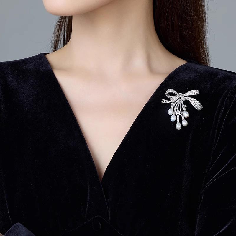 Брошь-кисточка в форме жемчуга с женственным дизайном, нишевая брошь и модное пальто