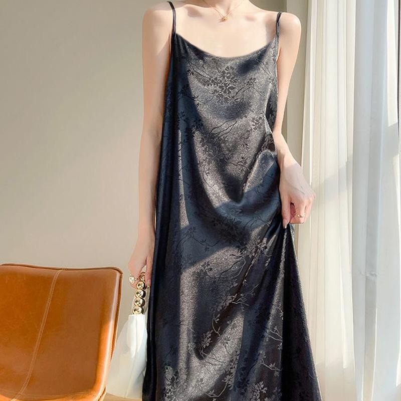 Атласное жаккардовое платье-бретелька выглядит стройнее летом. Юбка длиной до колена в китайском стиле и модное платье-бретелька.