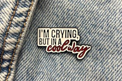 Новая эмалированная булавка с надписью «Я плачу, но круто», металлическая булавка в подарок на день рождения, 1 шт.