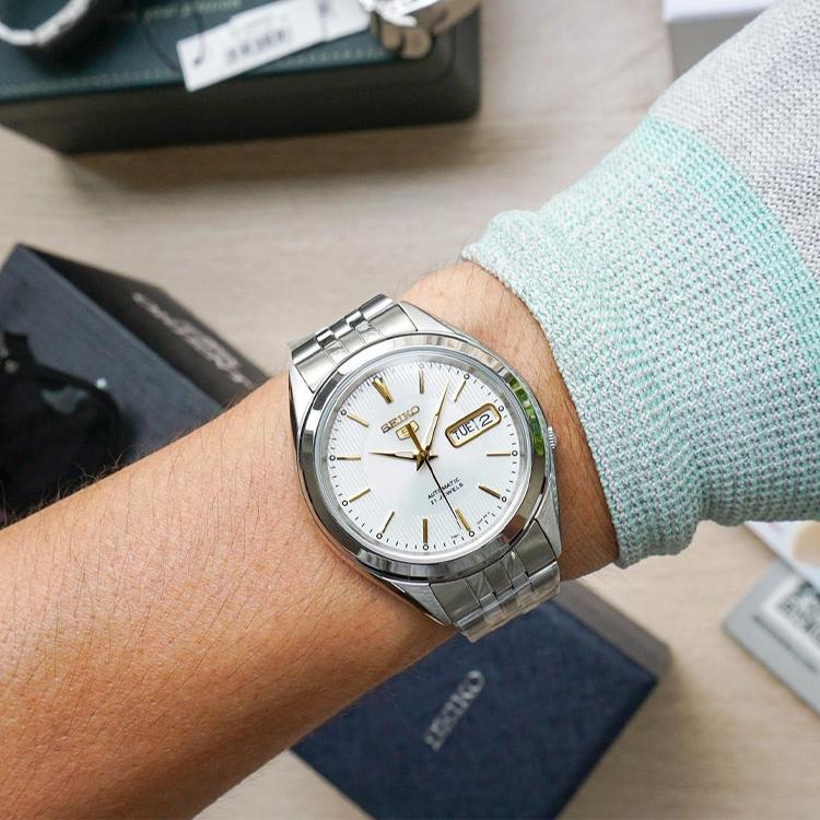 Seiko Водонепроницаемые автоматические механические часы 30M из нержавеющей стали 37 мм с белым циферблатом, унисекс, SNKL17K1