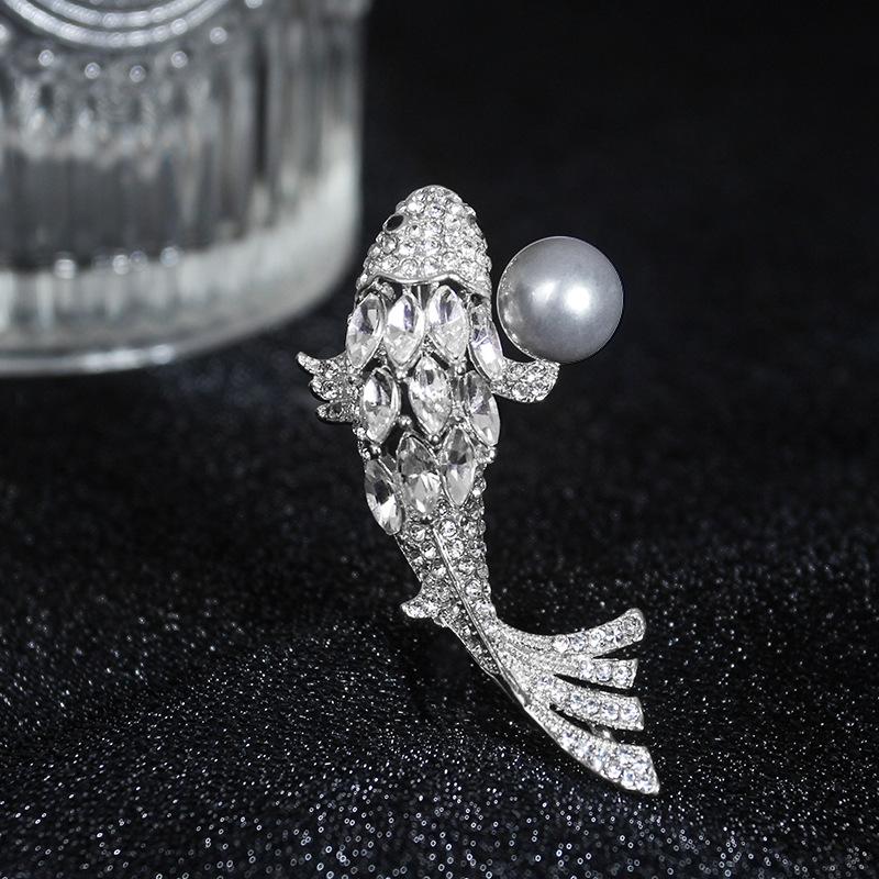 Female Fashion White Pink Crystal Pearl Fish Brooches For Women Luxury Yellow Gold Silver Color Alloy Animal Brooch Safety Pins