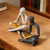 Абстрактная статуэтка читающего мужчины, держащего золотую книгу. Мужская статуэтка из смолы. Украшение для дома, офиса, рабочего стола. Подарок книголюбам