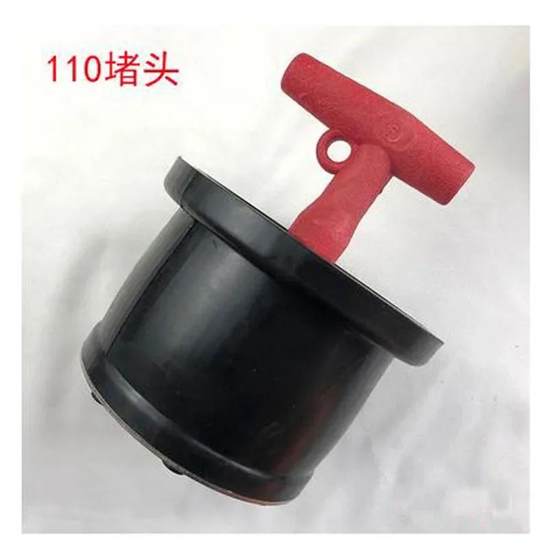 Испытание на герметичность напорной трубы с резиновой заглушкой автомобильного радиатора