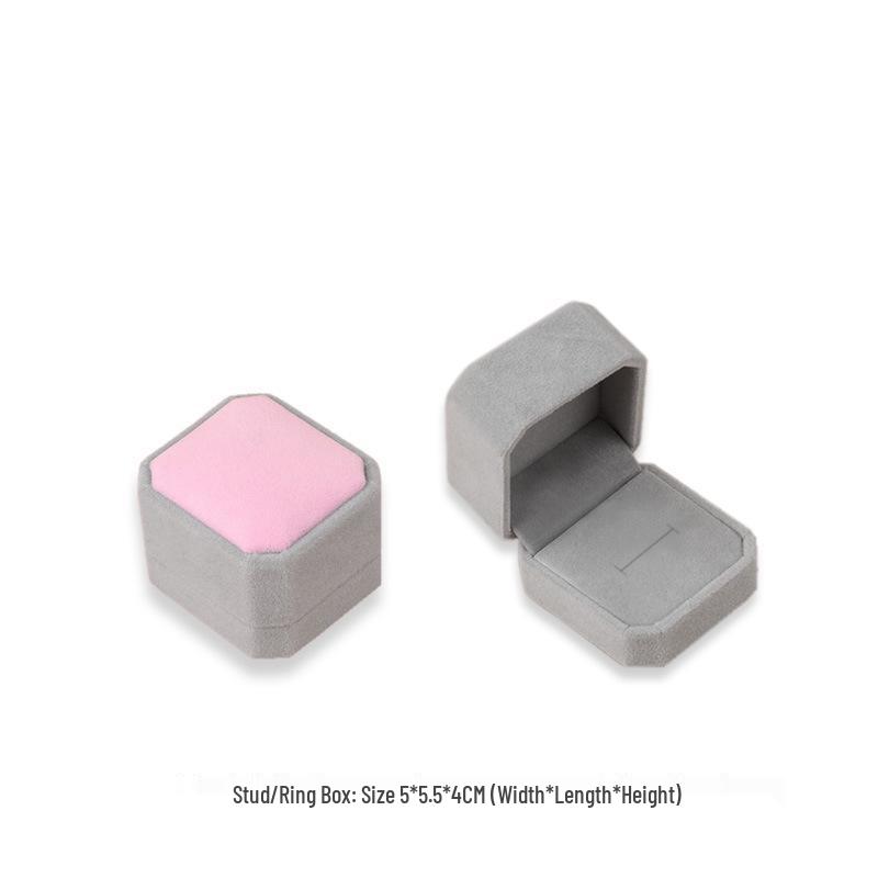 Подарочный набор украшений Higu: Цельная коробка с серебряной полировальной тканью, отделениями для серег, ожерелья и кольца, спиртовыми салфетками, берушами и зеркалом.