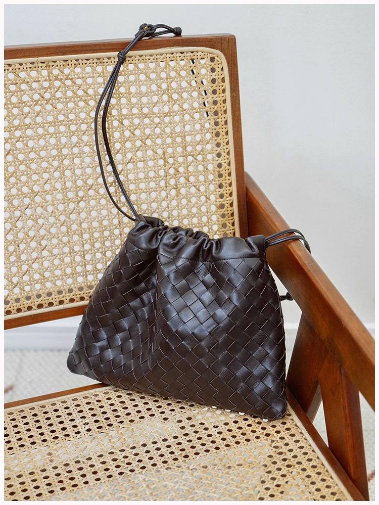 2024 Новая сумка через плечо BV Woven Sheepskin Cloud: Универсальный, модный и популярный стиль с завязками