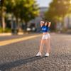 Фигурка в масштабе 1/64, раскрашенная, женская миниатюра, фигурка с поднятыми руками для коллекционеров,
