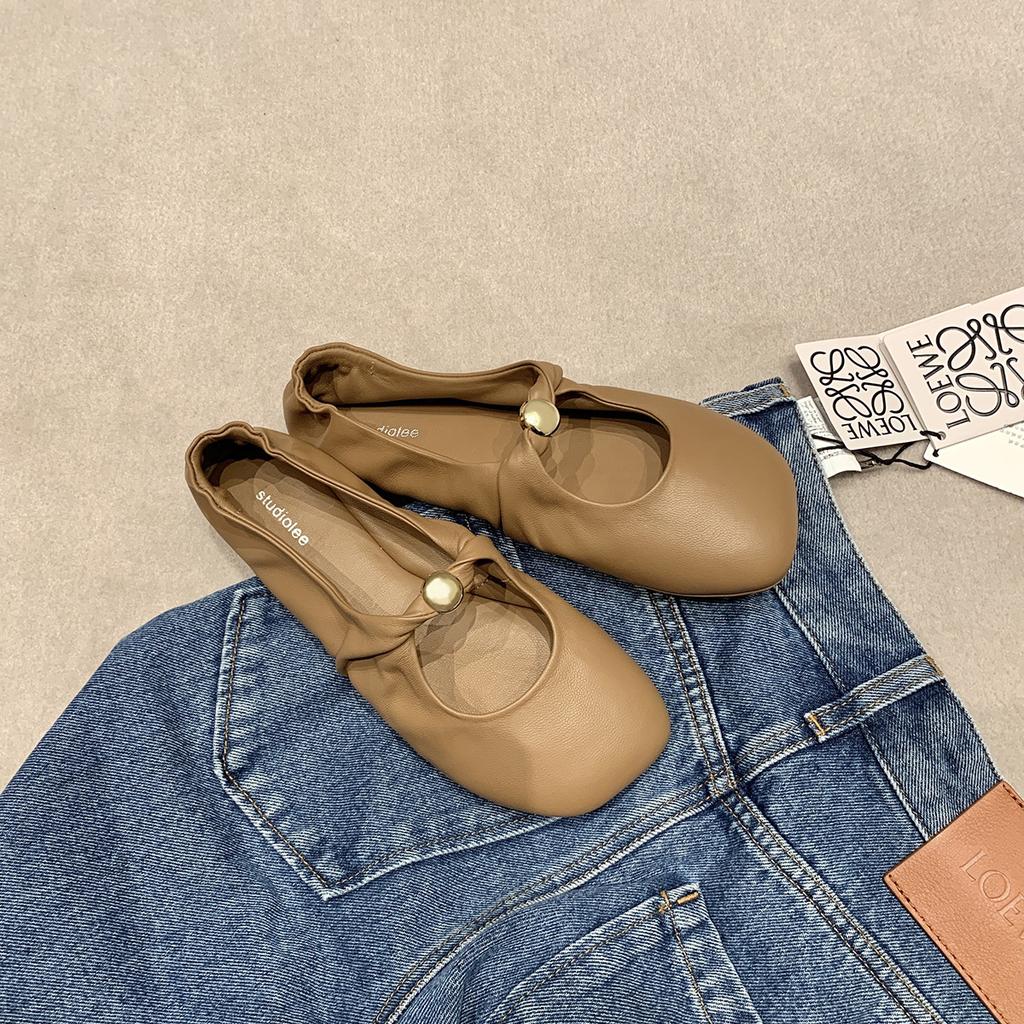 Виноградная мама имеет ту же изогнутую маленькую золотую пряжку, модные туфли-лодочки с мягким кожаным верхом в форме яблока на низком каблуке, обувь для ленивых и Мэри Джейн.