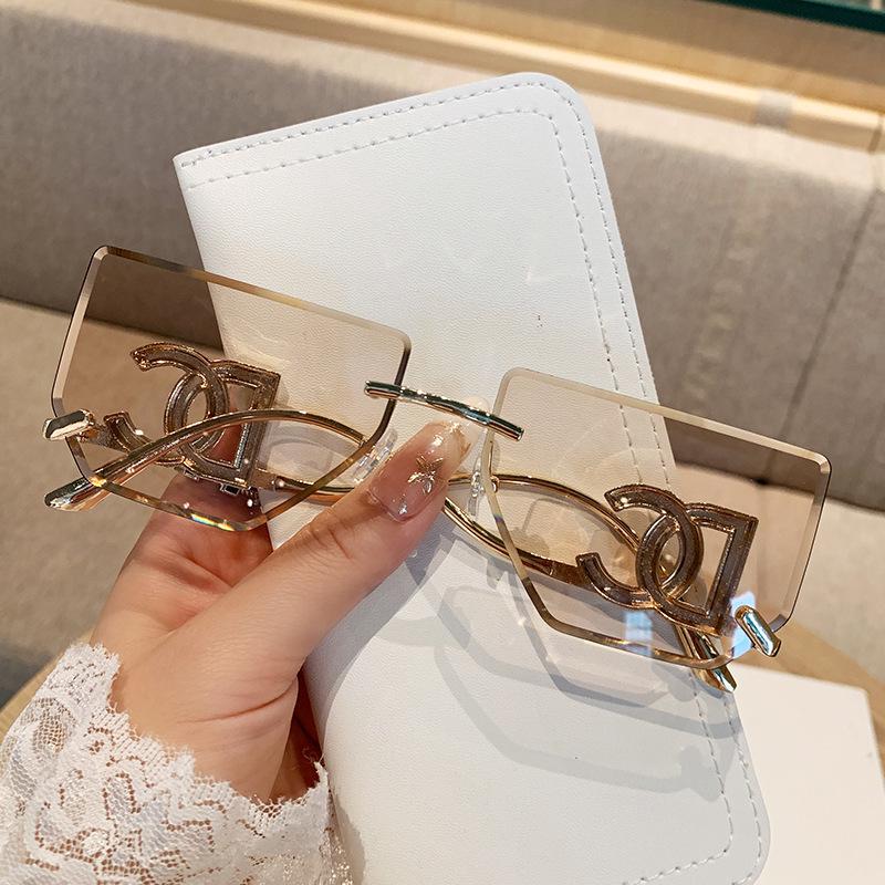 Женские безободковые солнцезащитные очки большого квадратного размера с металлическими дужками с надписью - Стильный и популярный зеркальный дизайн