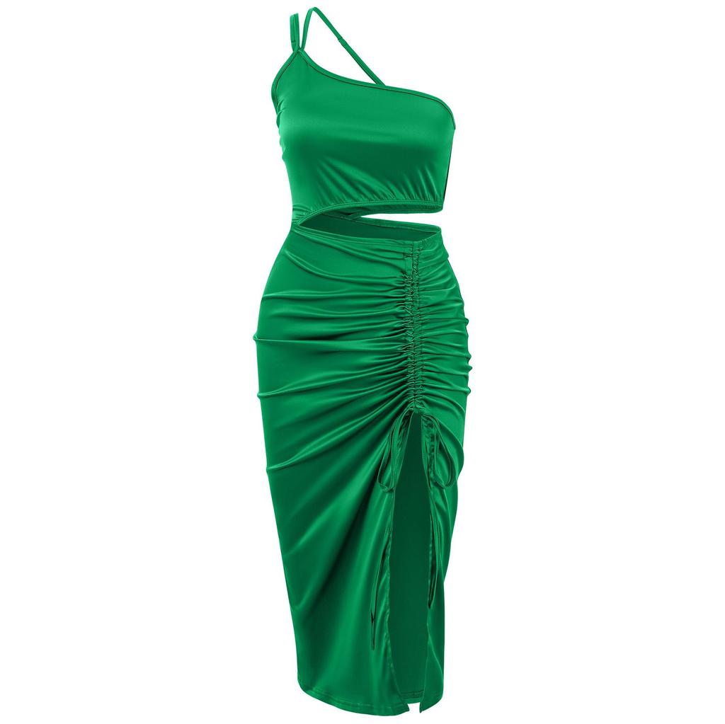 Летнее однотонное платье с косыми плечами, свисающим воротом, открытой талией и разрезом в складку