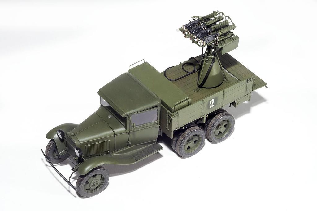 Советский Максим времен Второй мировой войны с счетверенным пулеметом GAZ-AAA зенитный