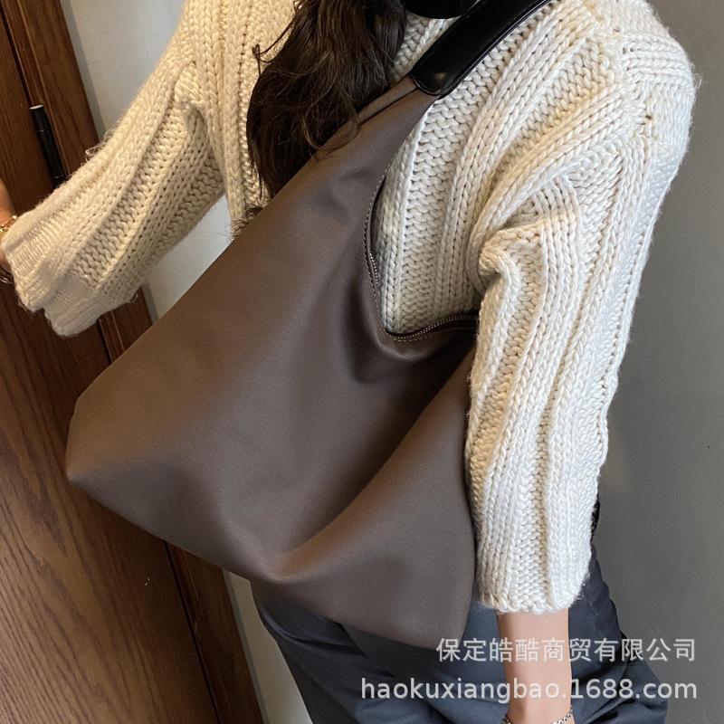 Ретро сумка женская большой вместимости 2025 новая осенне-зимняя универсальная простая сумка через плечо популярна в этом году, сумка-тоут