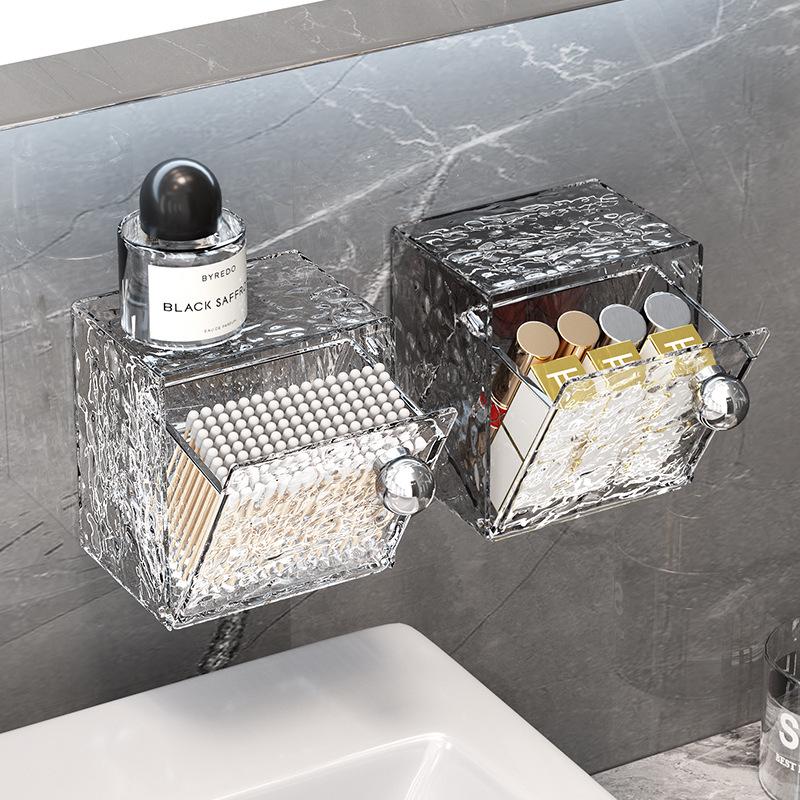 Настенный перфорированный ящик для хранения в ванной комнате с откидным зеркалом и пыленепроницаемым держателем для ватных палочек.