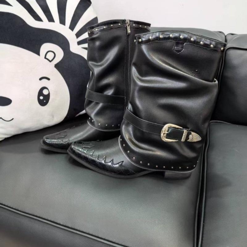 Новые Ретро Сапоги Популярные Сапоги Рыцаря с Пламенными Заклепками Плиссированные Женские Сапоги с Острым Носком на Толстом Каблуке с Пряжкой-Ремнем Черные Кожаные Сапоги до Середины Икры