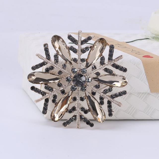 Новая креативная рождественская брошь в виде снежинки со стразами для женщин, простая и элегантная брошь для зимнего пальто, брошь на воротнике, аксессуары