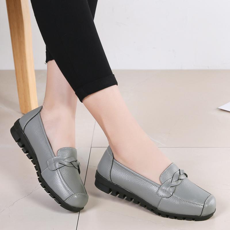 Обувь для мам, кожаная обувь для пожилых женщин с мягкой подошвой, удобные туфли на плоской подошве на танкетке