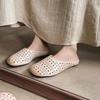 Мода 2025 Новые летние шлепанцы Натуральная кожа Женская обувь Модные мюли с перфорацией Круглый носок Средний каблук Шлепанцы с закрытым носком Сандалии