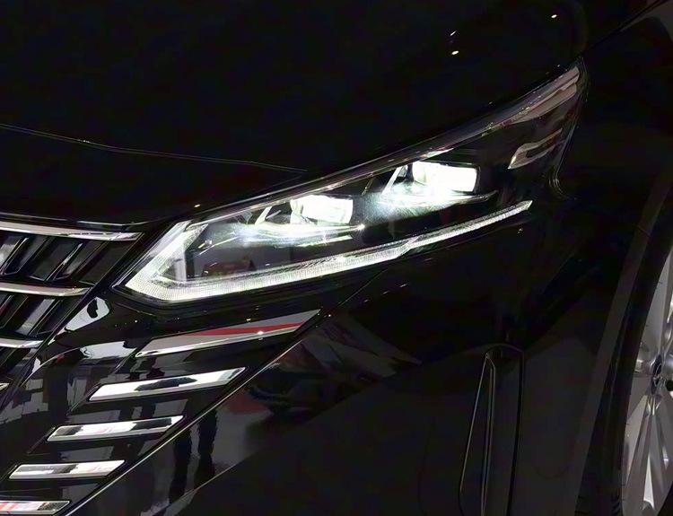 Светодиодные проекторные фары с ДХО и поворотниками для Nissan Altima 2019-2021