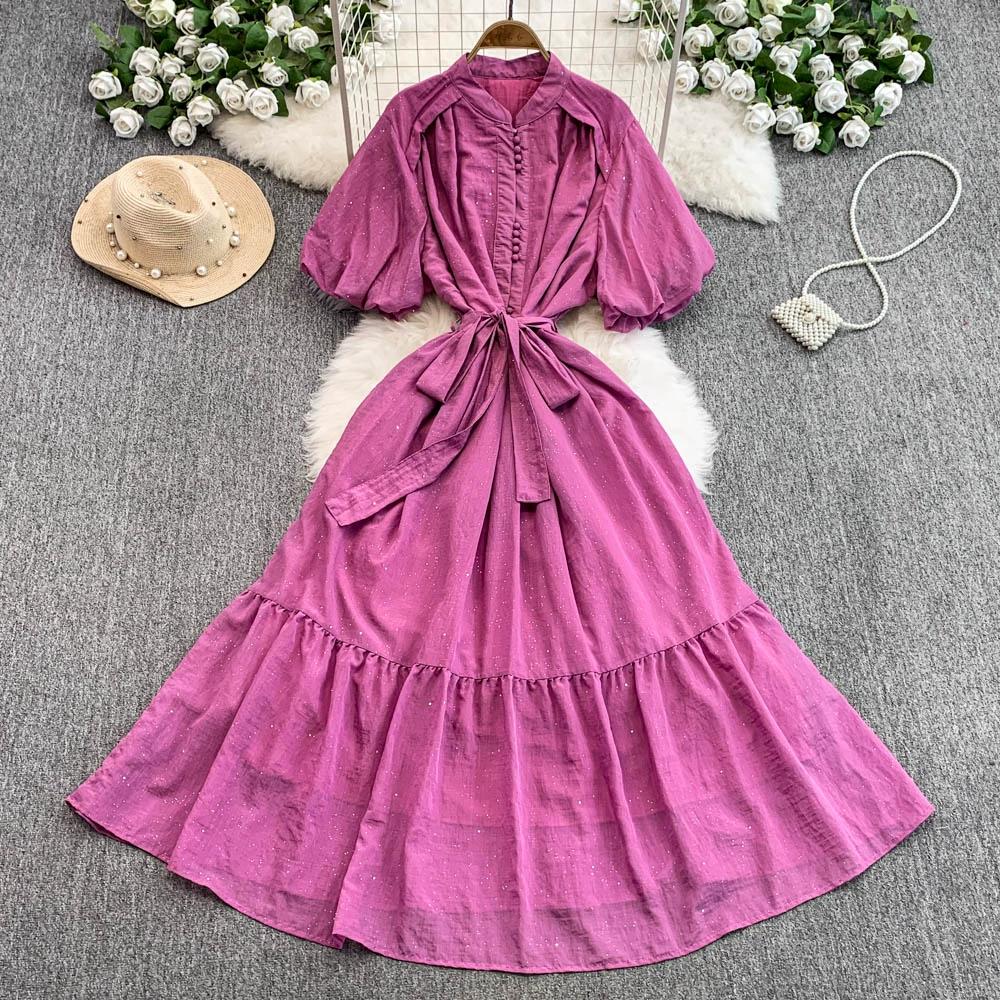 Женское длинное платье со стойкой воротником, рукавами-буфами, однобортное, макси, свободного кроя, с завязкой на талии, оборкой по краю, длинное платье