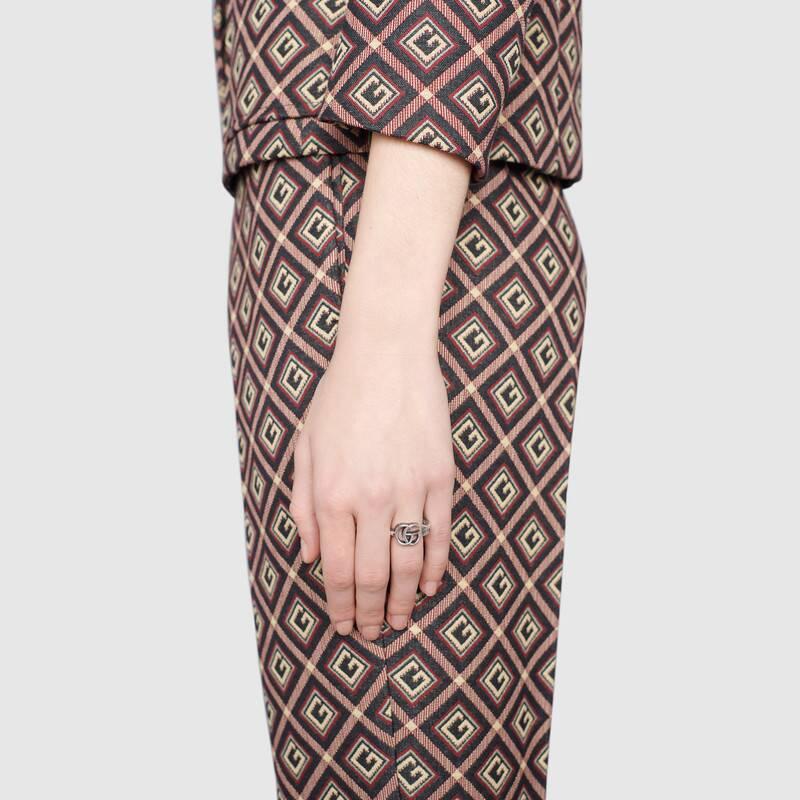 Gucci Кольцо из стерлингового серебра 925 пробы Gucci Marmont с двойным G, деталью-ключом, краем, украшенным арабской гравировкой, винтажное, состаренное, матовое 627760-J8400-0701
