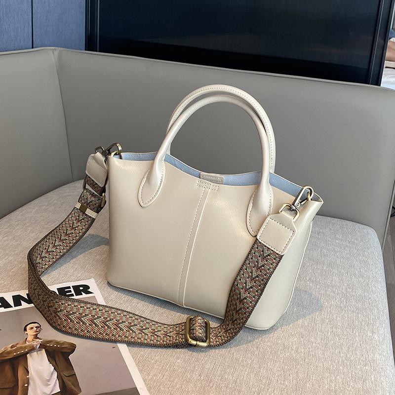 Genuine Leather, A Large Capacity Multi-compartment Single-shoulder Tote Bag That Is Versatile for Women