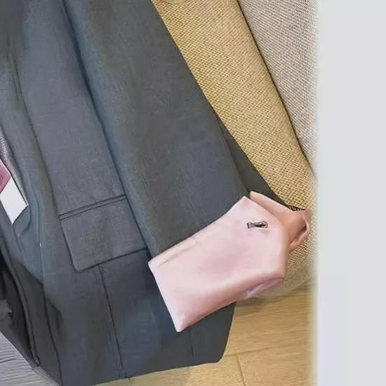 Женский весенний серый пиджак с контрастной строчкой - корейский стиль моды