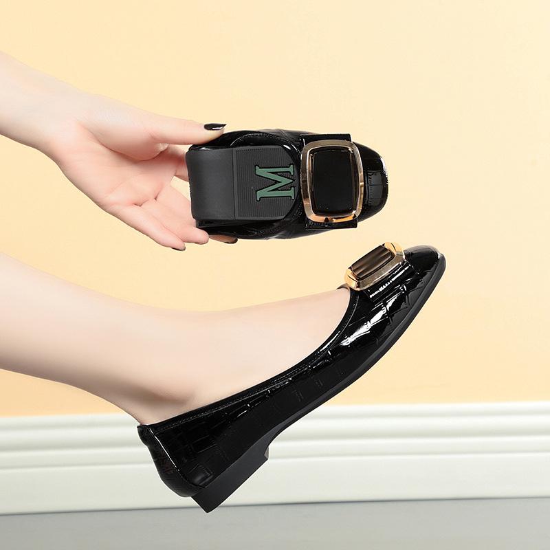 Женские летние плоские сандалии 2025 с квадратным носком, неглубокие одинарные туфли из мягкой искусственной кожи, повседневные, удобные, универсальные, на низком каблуке, изящные