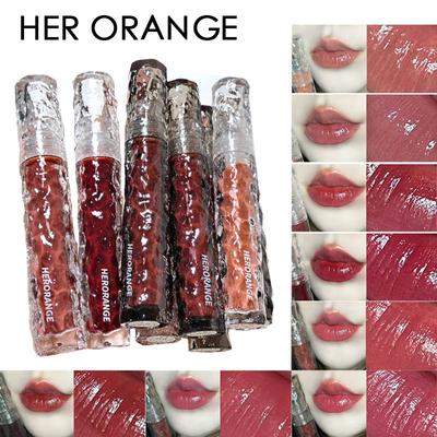 Глазурь для губ HER ORANGE ~ Glacier Rock Mirror отличается стойкостью, увлажнением и нелипкостью, а также придает ощущение белого и водянистого стеклянного блеска для губ.