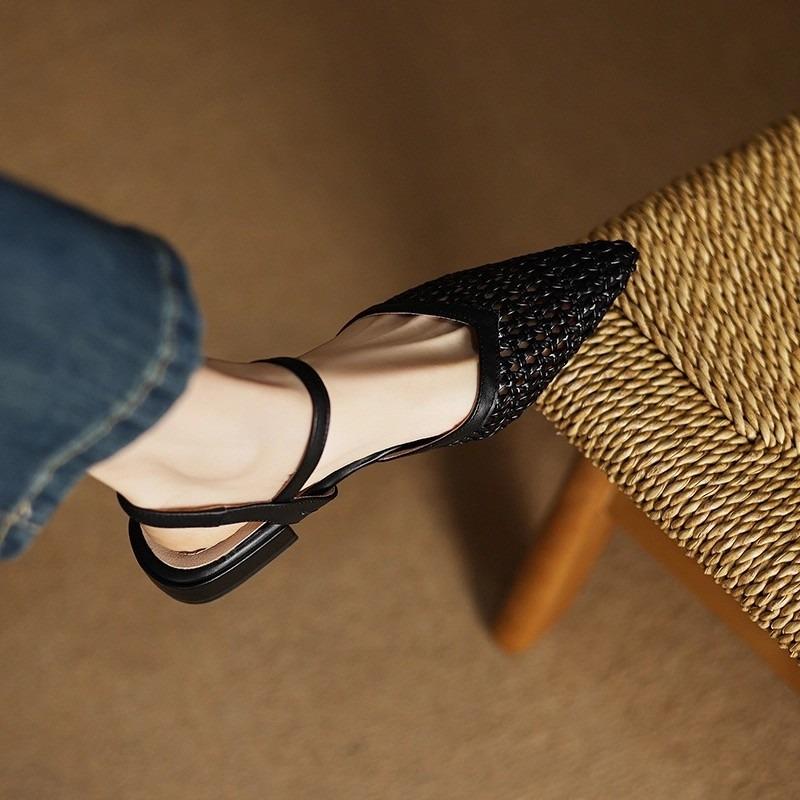 Мода 2025 Темперамент Ретро Вырез Дышащие Босоножки Баотоу Женские Летние Новые Туфли с Острым Носком Модные На Низком Каблуке