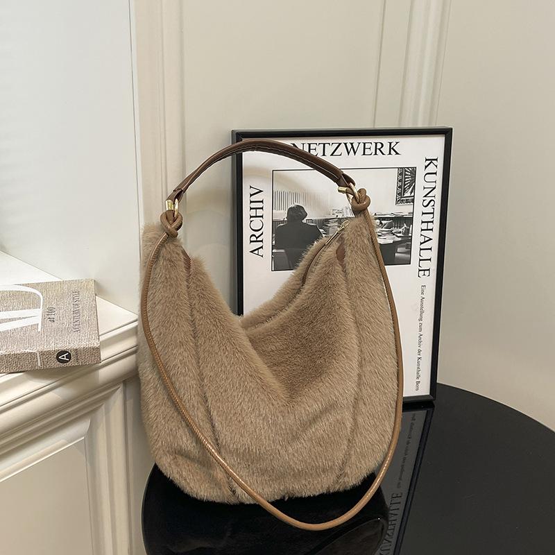 Новая плюшевая сумка-тоут ведро женская 2025 модная зарубежная высококлассная сумка на плечо нишевый тренд повседневная женская сумка