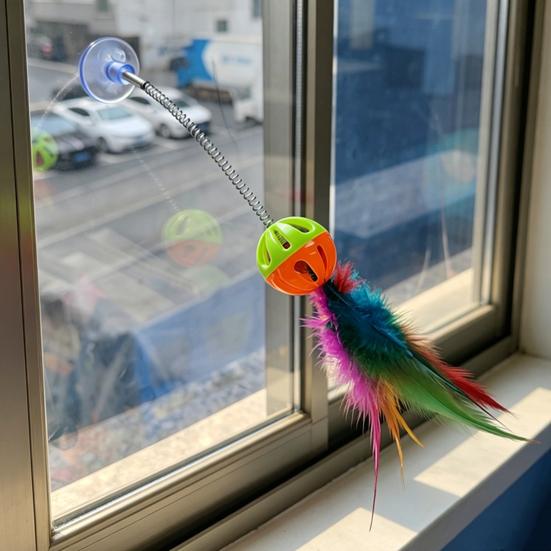 Забавная палочка для кошек на присоске, интерактивная пружинная палочка с перьями и колокольчиком, разноцветная игрушка-дразнилка с перьями для домашних кошек и котят