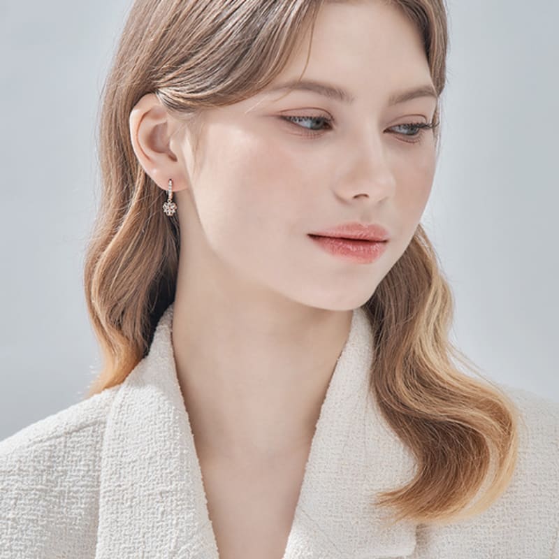 Ювелирные изделия ELLE Позолоченные серьги-кольца с подвеской в виде цветка, застежка в одно касание ELGPEE536