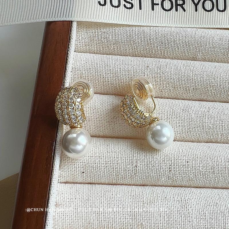 Light luxury zircon pearl earclips, high-end retro zircon earrings, niche design temperament earrings, simple earrings